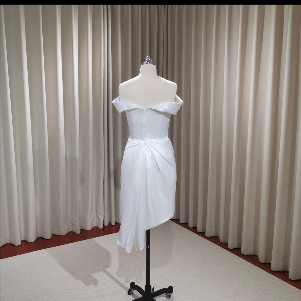 Elegant White Off-Shoulder Wedding Dress - Picture 3 of 6